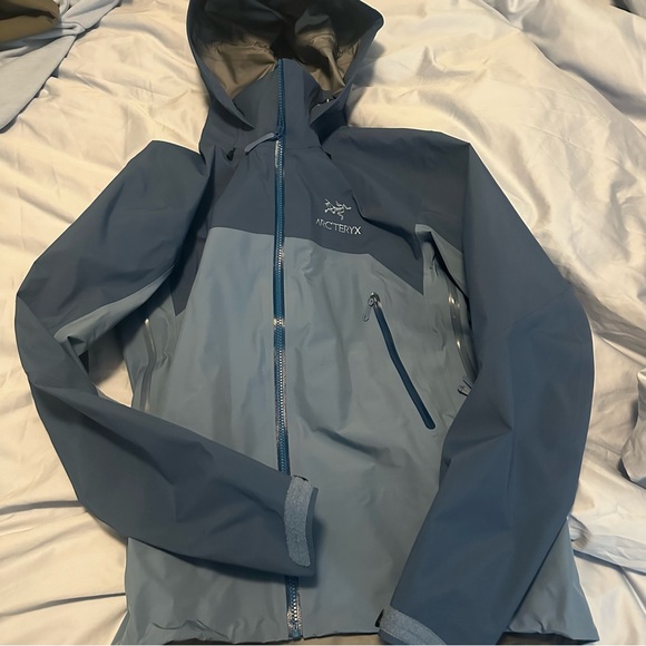 Arc'teryx Men's Beta AR Jacket in Stone Wash/Dark Stone Wash - Picture 7 of 10